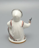 Фигурка «Якутка с севрюгой», автор Велихова С. Б., фарфор ЛФЗ, 1970-80 гг.