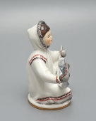 Фигурка «Якутка с севрюгой», автор Велихова С. Б., фарфор ЛФЗ, 1970-80 гг.