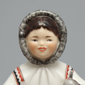 Фигурка «Якутка с севрюгой», автор Велихова С. Б., фарфор ЛФЗ, 1970-80 гг.