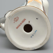 Фигурка «Якутка с севрюгой», автор Велихова С. Б., фарфор ЛФЗ, 1970-80 гг.