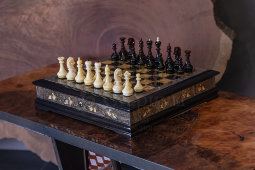 Подарочный шахматный ларец с шахматами, тонированная карельская береза, янтарь, мануфактура «Емельянов и сыновья»