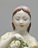Статуэтка «Девочка с венком», скульптор Столбова Г. С., ЛФЗ, 1950-60 гг.