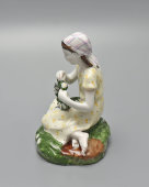 Статуэтка «Девочка с венком», скульптор Столбова Г. С., фарфор, ЛФЗ, 1950-60 гг.