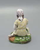 Статуэтка «Девочка с венком», скульптор Столбова Г. С., фарфор, ЛФЗ, 1950-60 гг.