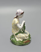 Статуэтка «Девочка с венком», скульптор Столбова Г. С., фарфор, ЛФЗ, 1950-60 гг.