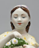 Статуэтка «Девочка с венком», скульптор Столбова Г. С., фарфор, ЛФЗ, 1950-60 гг.