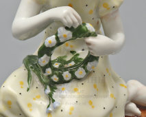 Статуэтка «Девочка с венком», скульптор Столбова Г. С., фарфор, ЛФЗ, 1950-60 гг.