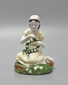 Статуэтка «Девочка с венком», скульптор Столбова Г. С., фарфор, ЛФЗ, 1950-60 гг.