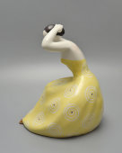 Статуэтка «У зеркала»,​ ​скульптор Жникруп О. Л., фарфор, Городница, 1960-е