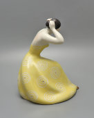 Статуэтка «У зеркала»,​ ​скульптор Жникруп О. Л., фарфор, Городница, 1960-е