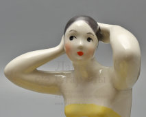 Статуэтка «У зеркала»,​ ​скульптор Жникруп О. Л., фарфор, Городница, 1960-е