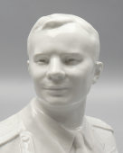 Бюст «Гагарин Ю. А.», скульптор Корсиков А. Д., фарфор, ЛФЗ, 1960-70 гг.