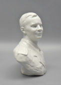 Бюст «Гагарин Ю. А.», скульптор Корсиков А. Д., фарфор, ЛФЗ, 1960-70 гг.