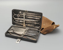 Старинный дорожный набор хирургических инструментов в футляре, фирма «Е. С. Трындина Сыновья», Россия, нач. 20 в.
