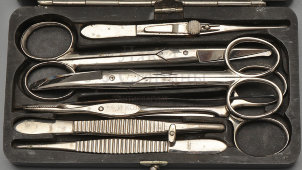 Старинный дорожный набор хирургических инструментов в футляре, фирма «Е. С. Трындина Сыновья», Россия, нач. 20 в.