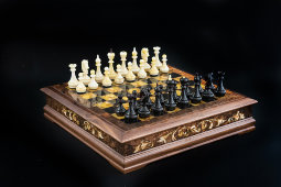 Подарочный шахматный ларец с шахматами, корень ореха, янтарь, мануфактура «Емельянов и сыновья»