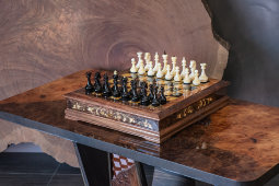 Подарочный шахматный ларец с шахматами, корень ореха, янтарь, мануфактура «Емельянов и сыновья»