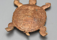 Винтажная картонная ёлочная игрушка «Черепаха», дрезденский картонаж, Германия, 1940-е