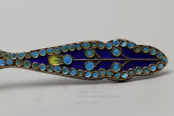 Десертная серебряная ложка с разноцветными эмалями, СССР, 1-я половина 20 в., серебро 916 пробы, декор из разноцветной перегородчатой эмали.