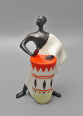 Фигурка «Африканец с барабаном стоящий», скульптор Федорова Т. А., фарфор, ЛЗФИ, 1950-60 гг.