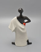 Фигурка «Африканец с барабаном стоящий», скульптор Федорова Т. А., фарфор, ЛЗФИ, 1950-60 гг.