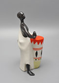Фигурка «Африканец с барабаном стоящий», скульптор Федорова Т. А., фарфор, ЛЗФИ, 1950-60 гг.