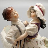 Маленькое фарфоровое кашпо «Танцующая пара», Европа, 20 в.