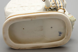 Маленькое фарфоровое кашпо «Танцующая пара», Европа, 20 в.