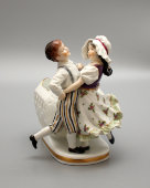 Маленькое фарфоровое кашпо «Танцующая пара», Европа, 20 в.