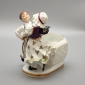 Маленькое фарфоровое кашпо «Танцующая пара», Европа, 20 в.