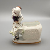 Маленькое фарфоровое кашпо «Танцующая пара», Европа, 20 в.