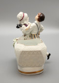 Маленькое фарфоровое кашпо «Танцующая пара», Европа, 20 в.