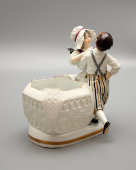 Маленькое фарфоровое кашпо «Танцующая пара», Европа, 20 в.