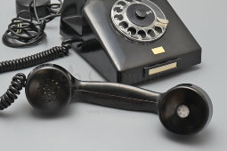 Черный винтажный телефонный аппарат Nordfern W66 в корпусе из бакелита, ГДР, 1960-е