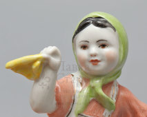 Статуэтка «Юная плясунья в зеленом платочке», скульптор Столбова Г. С., ЛФЗ, 1950-60 гг.