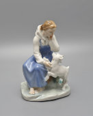 Статуэтка «Сестрица Аленушка и братец Иванушка», скульптор А. А. Киселев, фарфор ЛЗФИ, 1950-60 гг.