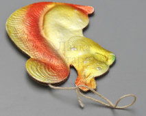 Советская игрушка для ёлки «Белка с орешком», штампованный картонаж, 1940-50 гг.