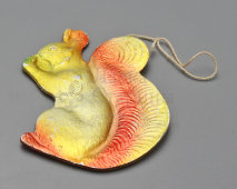 Советская игрушка для ёлки «Белка с орешком», штампованный картонаж, 1940-50 гг.