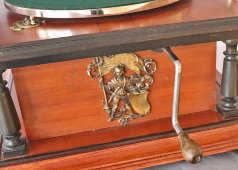 Старинный граммофон с латунными декоративными накладками, дерево, фирма братьев Пате, Россия, нач. 20 в.