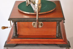 Старинный граммофон с латунными декоративными накладками, дерево, фирма братьев Пате, Россия, нач. 20 в.