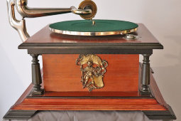 Старинный граммофон с латунными декоративными накладками, дерево, фирма братьев Пате, Россия, нач. 20 в.