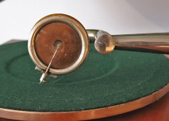 Старинный граммофон с латунными декоративными накладками, дерево, фирма братьев Пате, Россия, нач. 20 в.