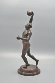 Советская спортивная скульптура «Баскетболист», силумин омеднённый, 1930-40 гг.