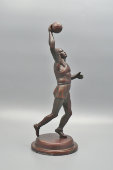 Советская спортивная скульптура «Баскетболист», силумин омеднённый, 1930-40 гг.