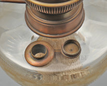 Старинная французская керосиновая лампа «Гладиатор» (GLADIATOR​), латунь, фарфор, стекло, Париж, кон. 19, нач. 20 вв.