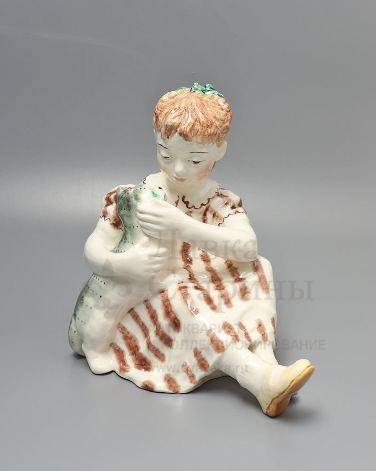 Купить статуэтку зик Конаково «Девочка с кошкой», 1950-е годы