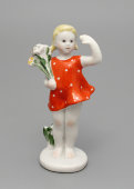 Фигурка «Девочка с цветами» (На парад), серия «Счастливое детство», ЛФЗ, 1960-е