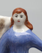 Статуэтка «За чтением», скульптор Попова К. В., фарфор, Вербилки, цветная роспись