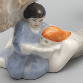 Статуэтка «За чтением», скульптор Попова К. В., фарфор, Вербилки, цветная роспись