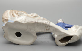 Статуэтка «За чтением», скульптор Попова К. В., фарфор, Вербилки, цветная роспись